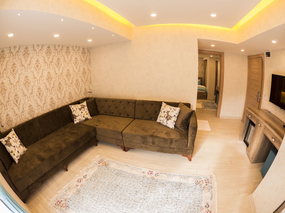 Elif Inan Motel 37/50