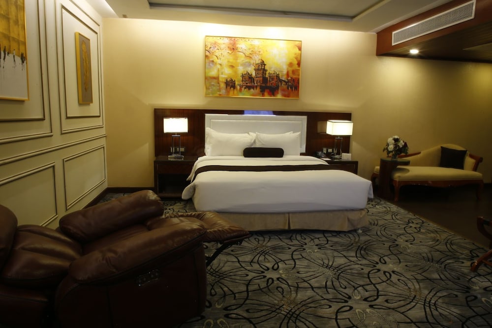 EXECUTIVE, SUITE, KING BED