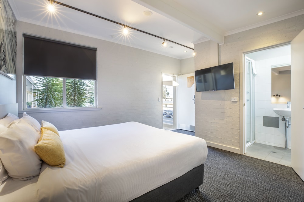 STUDIO, KING BED