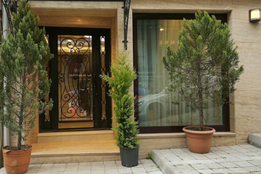 Artika Hotel 8/48