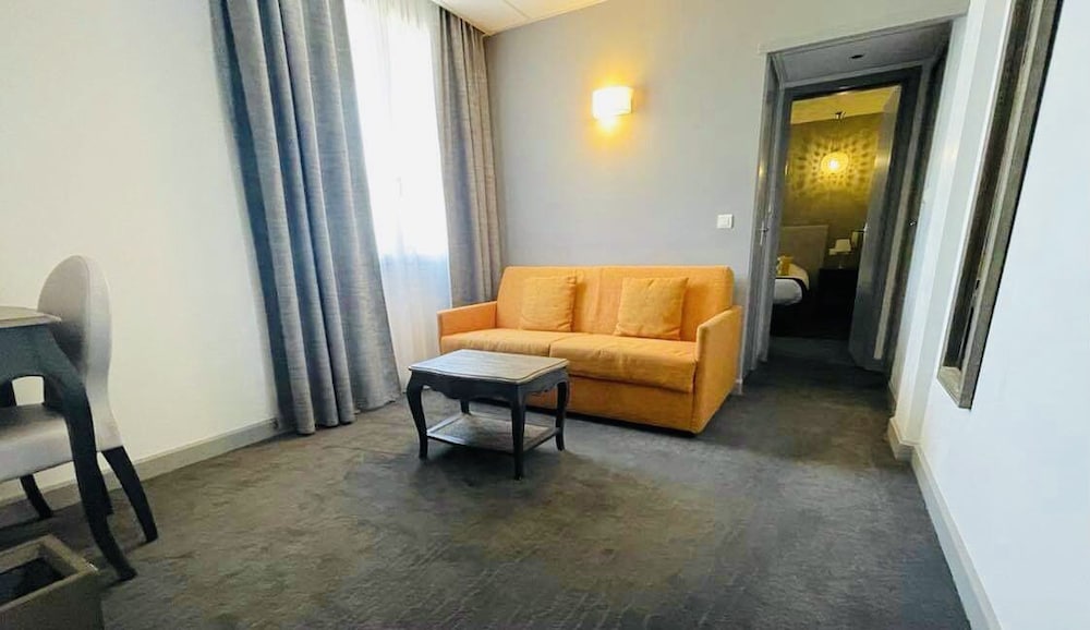 Brit Hotel Acacias 48/69