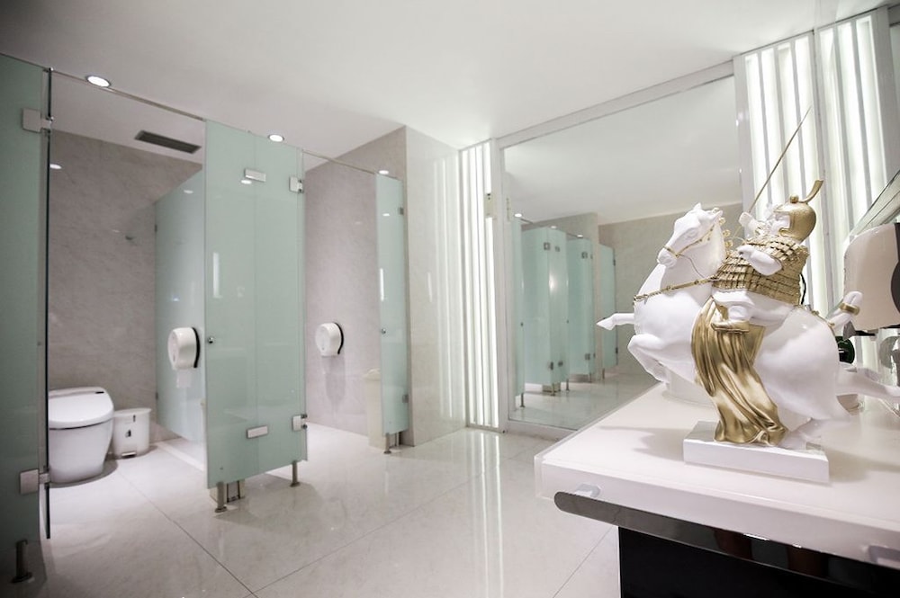Surabaya Suites Hotel Powered by Archipelago 25/66