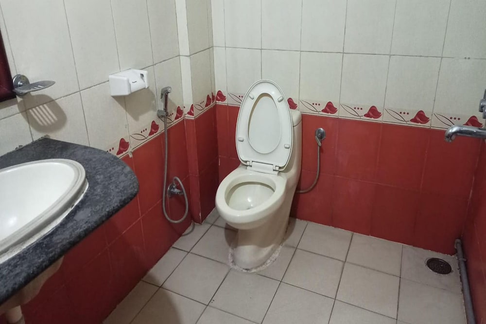 Oyo 12083 Hotel Champion Inn 23/25