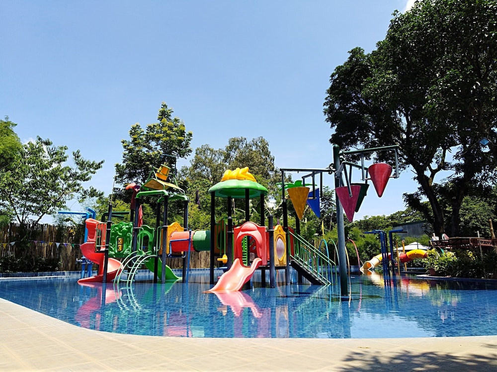 Loreland Farm Resort 53/66