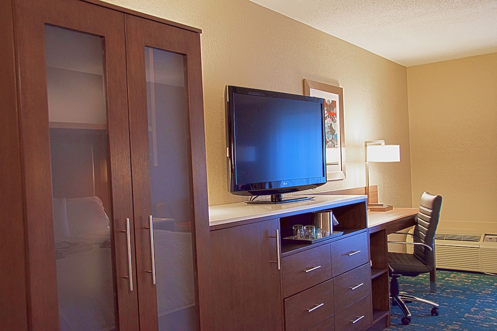 Radisson Hotel and Conference Center Coralville - Iowa City 46/61