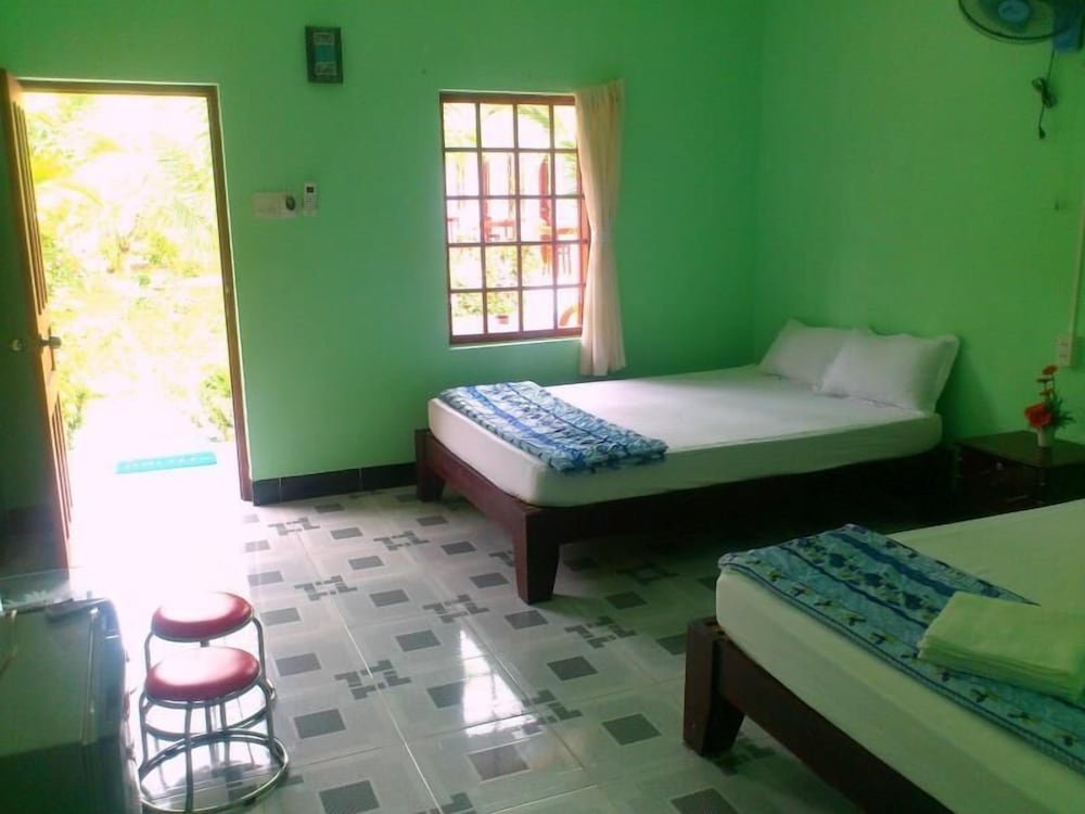 ROOM, QUADRUPLE