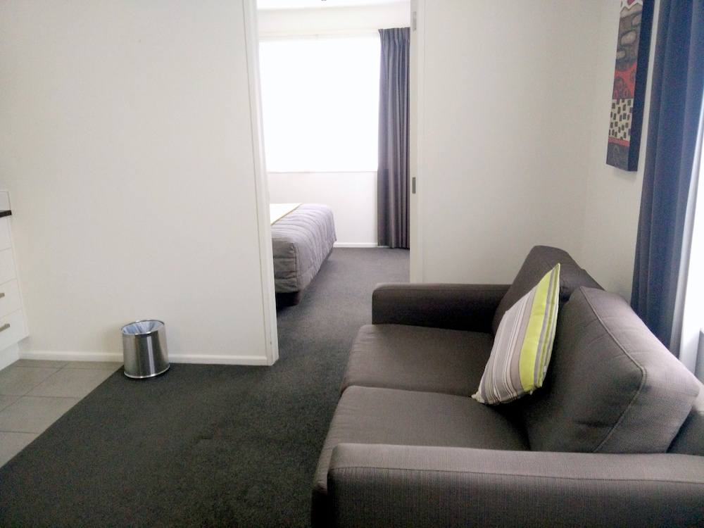 Airport Palms Motel 52/69