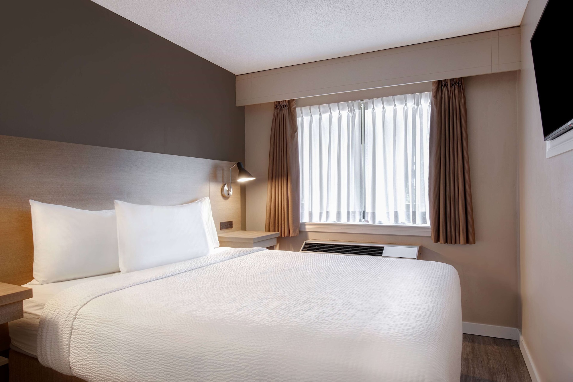SUITE, QUEEN BED, WATER VIEW, SOFA