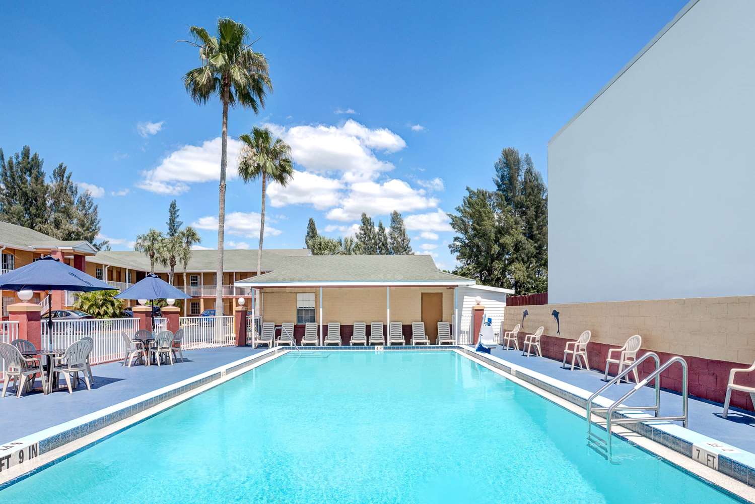 Howard Johnson by Wyndham Ft. Myers FL 19/22
