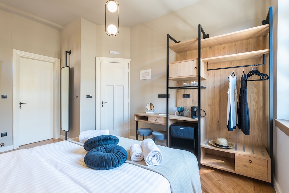 DELUXE, DOUBLE BED
