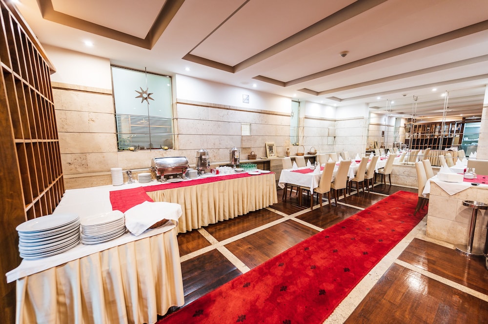 Astra Hotel 27/50