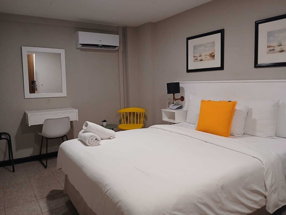 ECONOMY, QUEEN BED, NO WINDOW