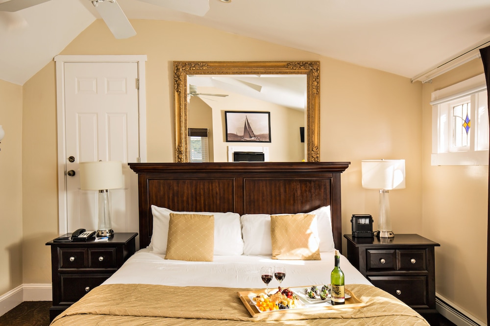 Crowne Pointe Historic Inn Spa 7/75