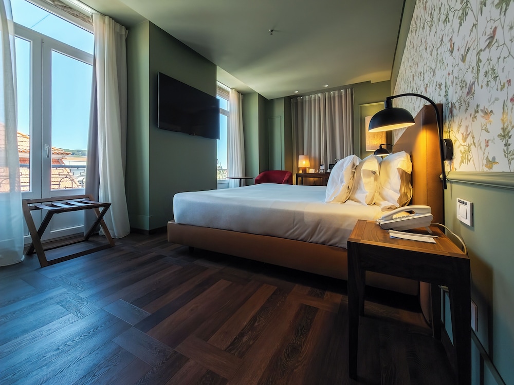 Deluxe, Double or Twin Bed, Castle or River View