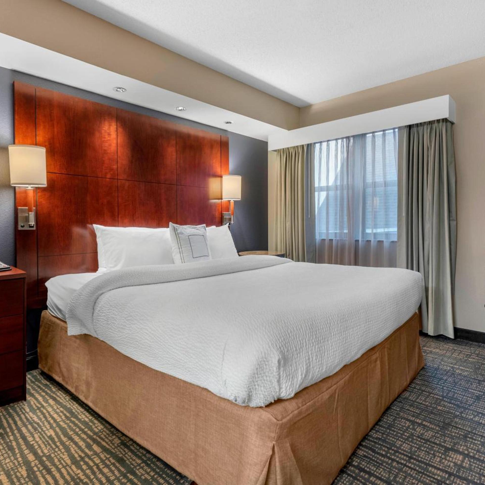2 Bedrooms, Suite, King Bed