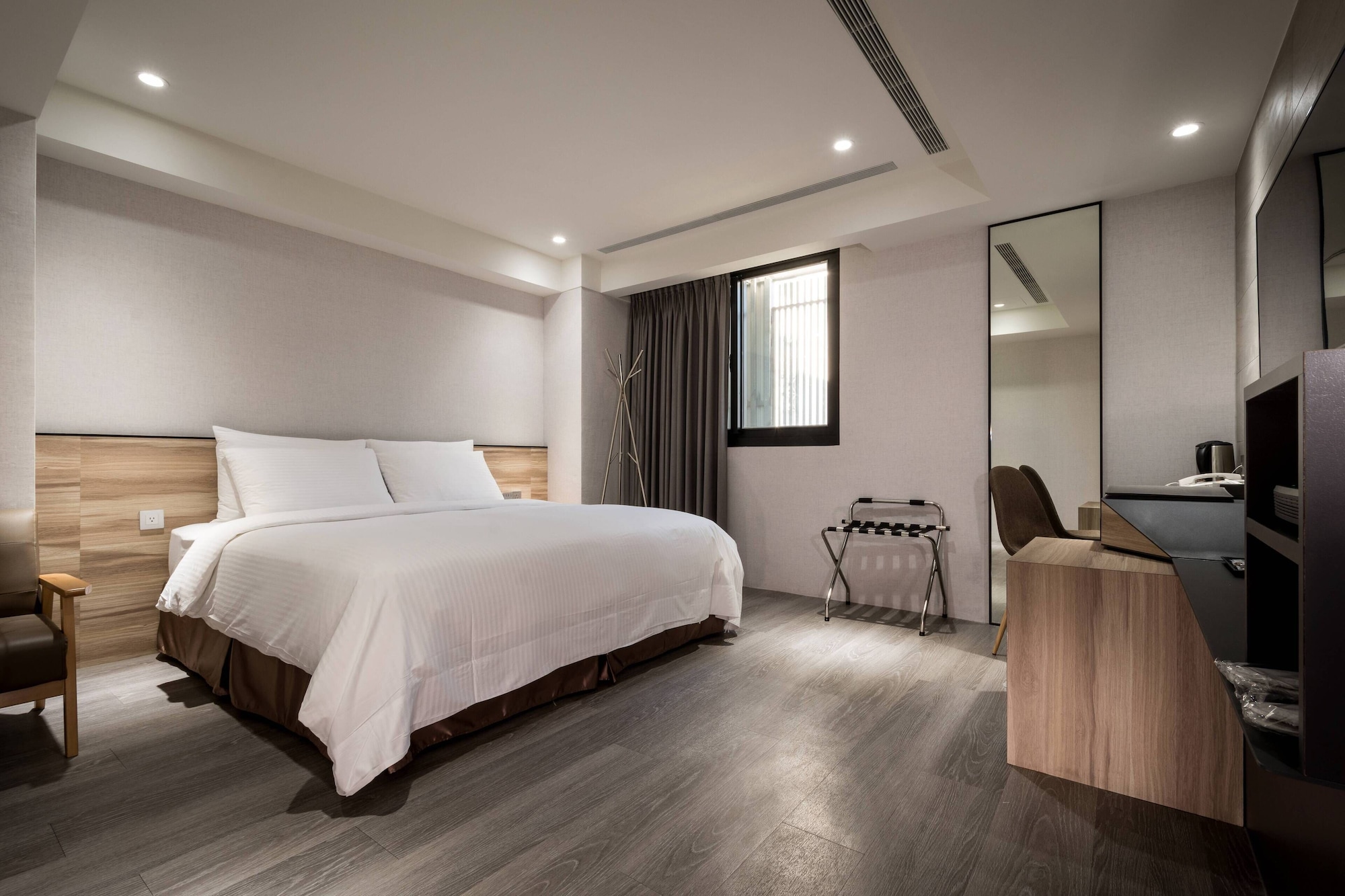 ROOM, QUEEN BED