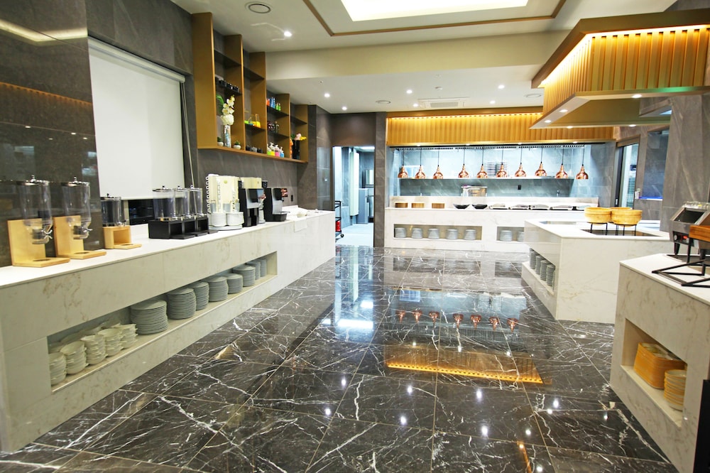 Layers Hotel Hadan 3/50