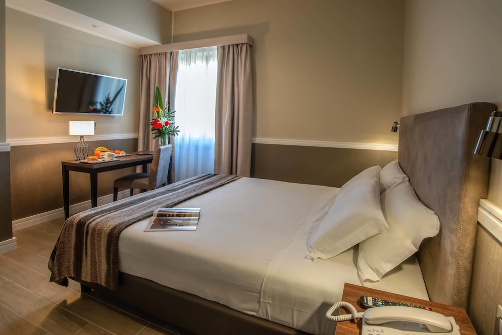 ROOM, DOUBLE OR TWIN BED