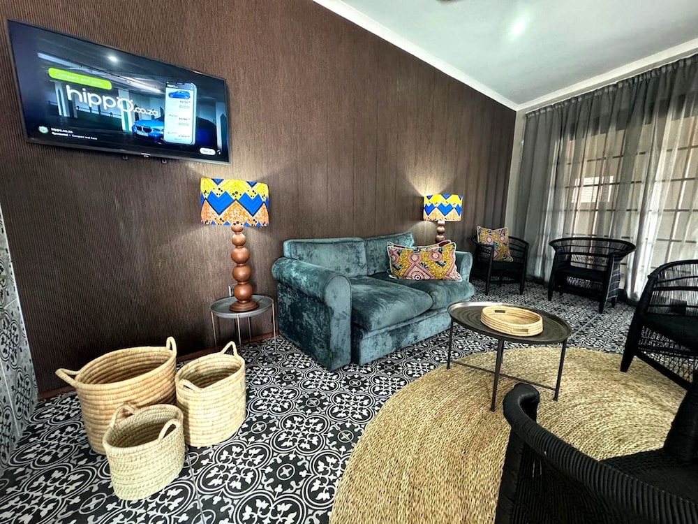 Elephant Springs Hotel &amp; Cabanas 62/80