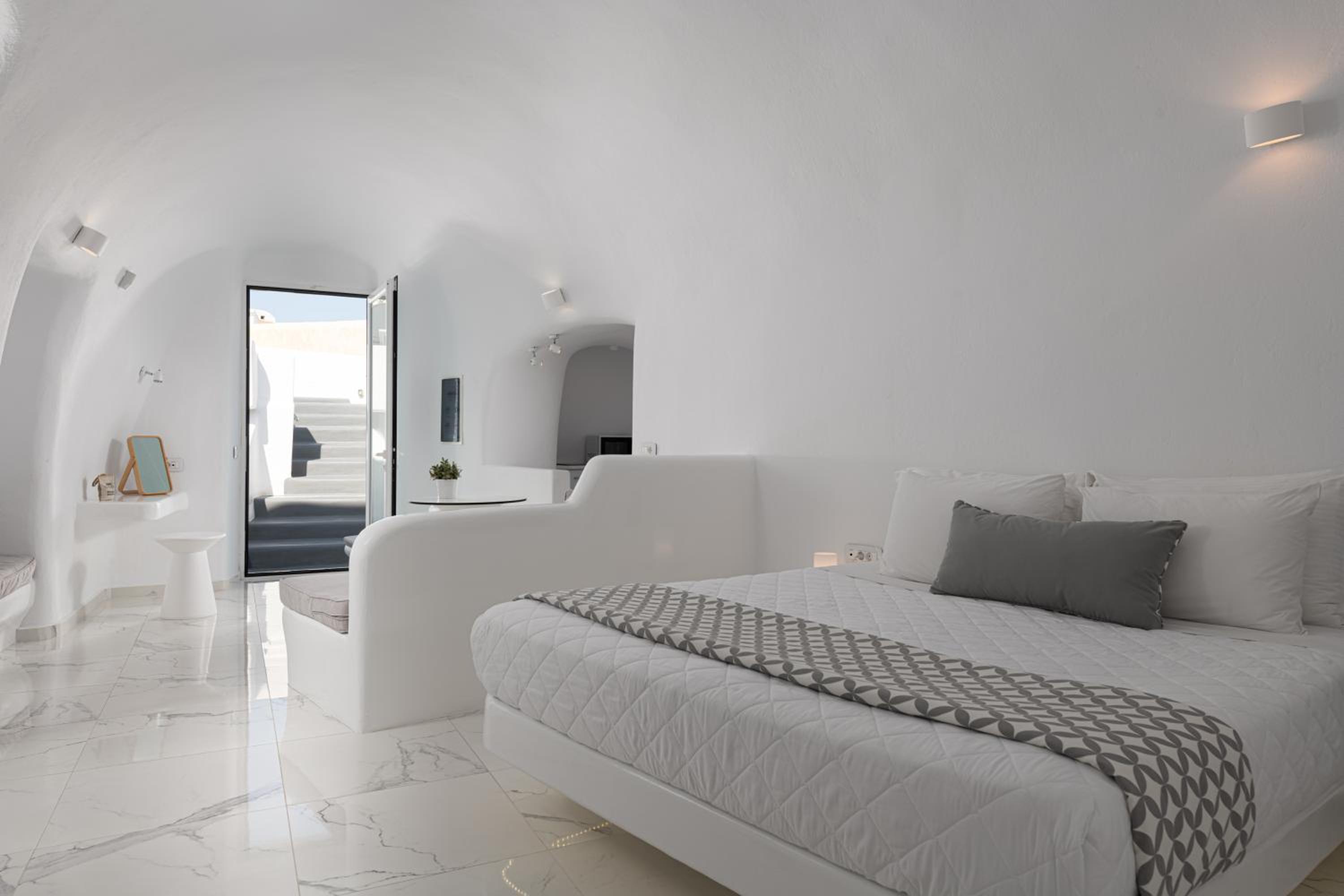 Cave, Superior, Suite