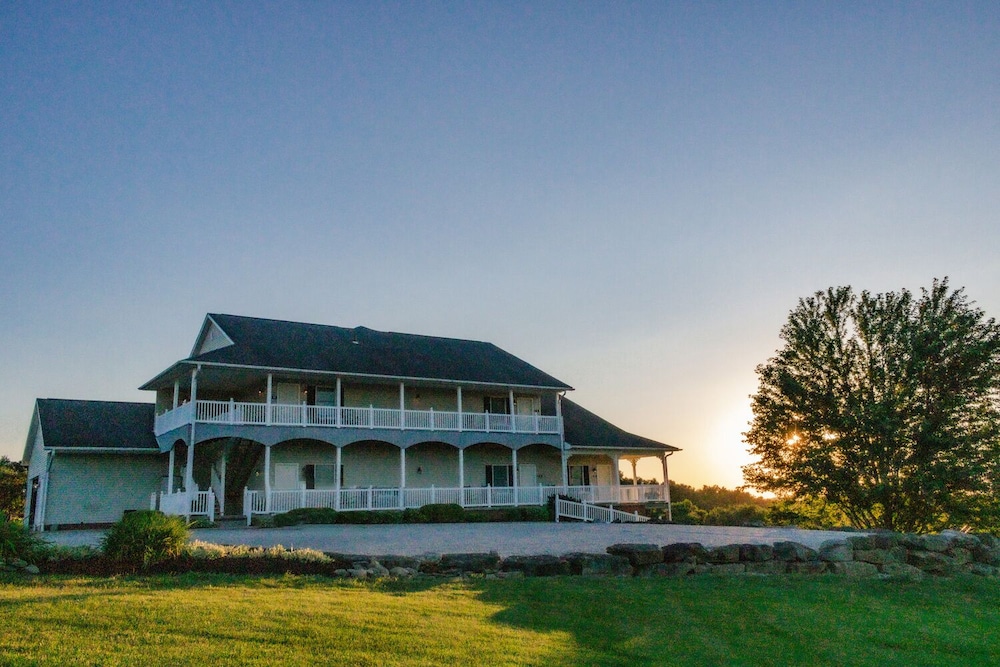 Hillside Inn 2/67