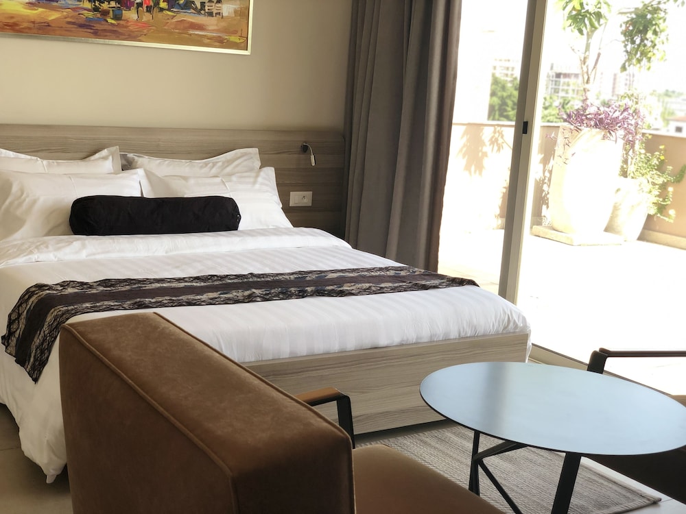 Roots Hotel Apartment 12/39
