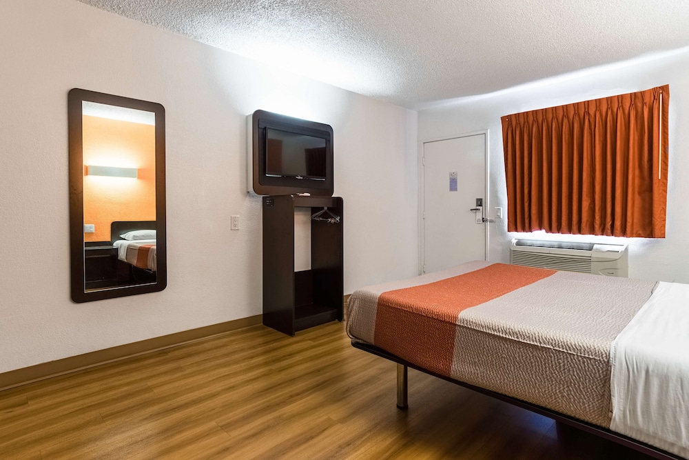 Motel6 Long Beach, CA - International City 23/38