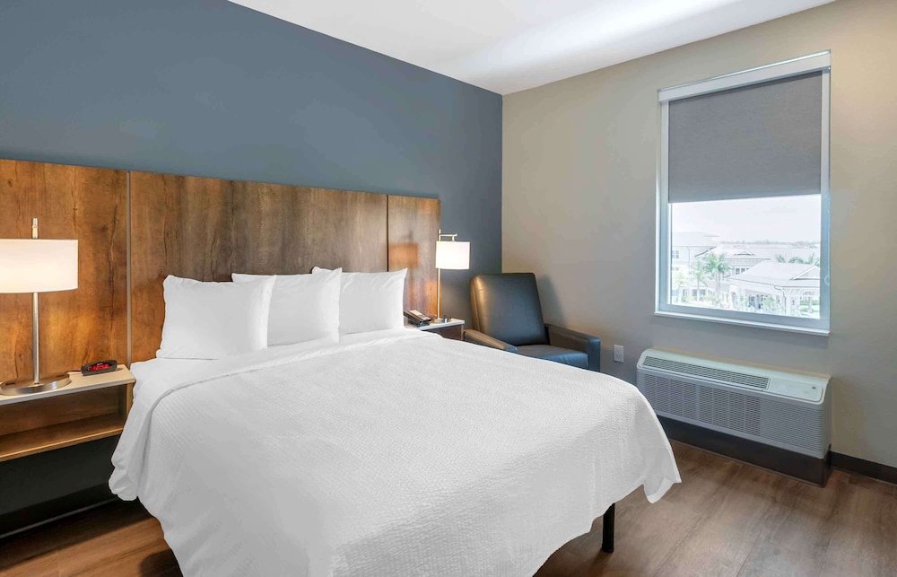 STUDIO, QUEEN BED