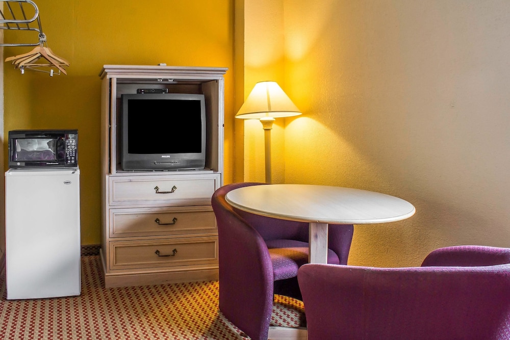 Econo Lodge Inn & Suites Walnut 30/30