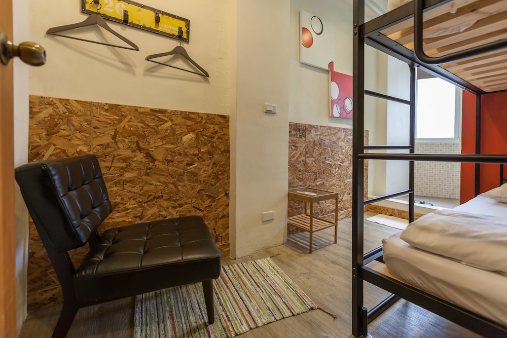 Sleeping Boot Hostel 51/61