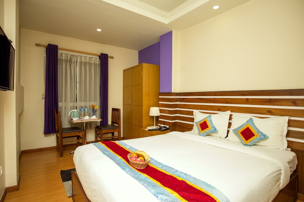 DELUXE, QUEEN BED