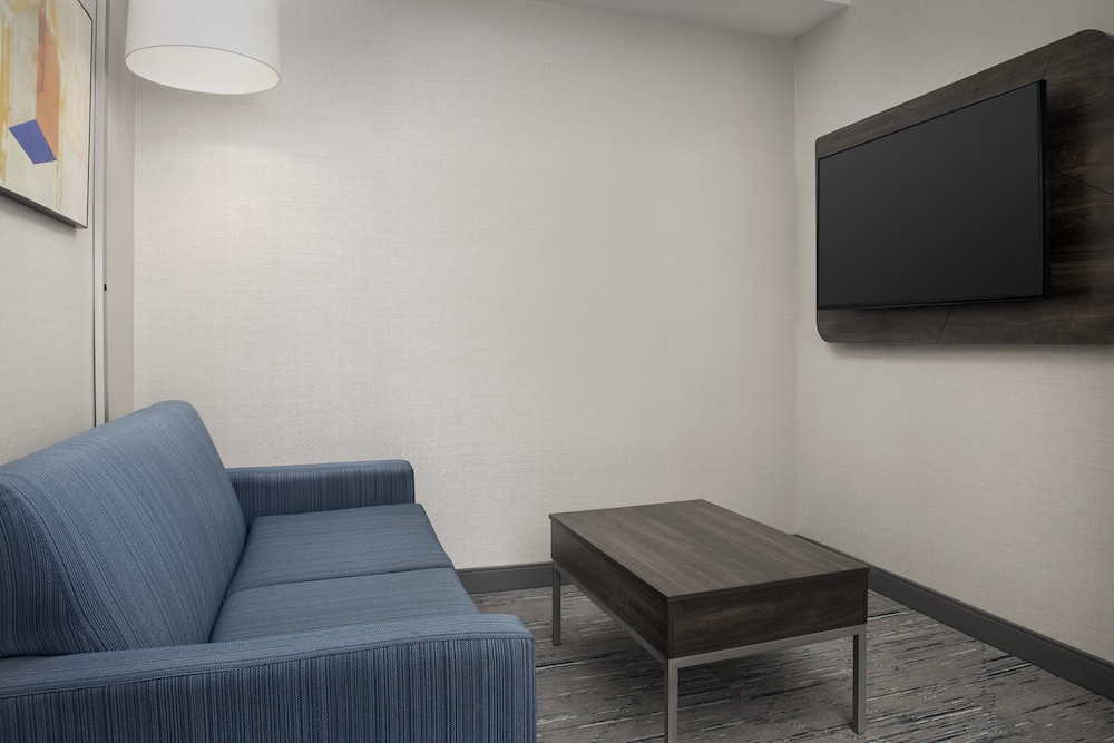 Holiday Inn Express Hoteland Suites Knoxville-Clinton 44/65
