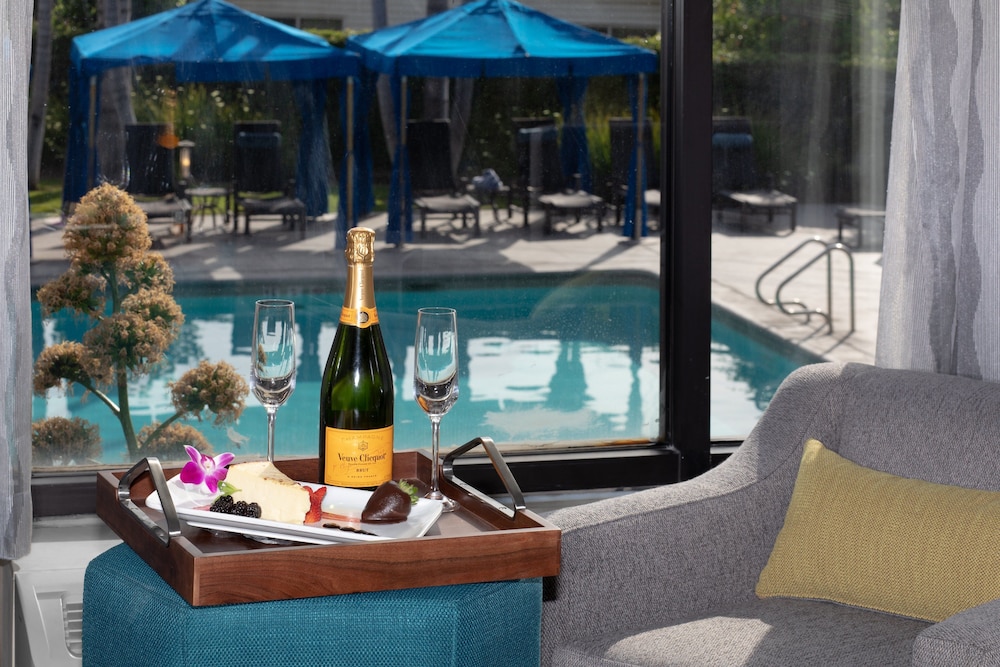 Crowne Plaza Costa Mesa Orange County 8/64
