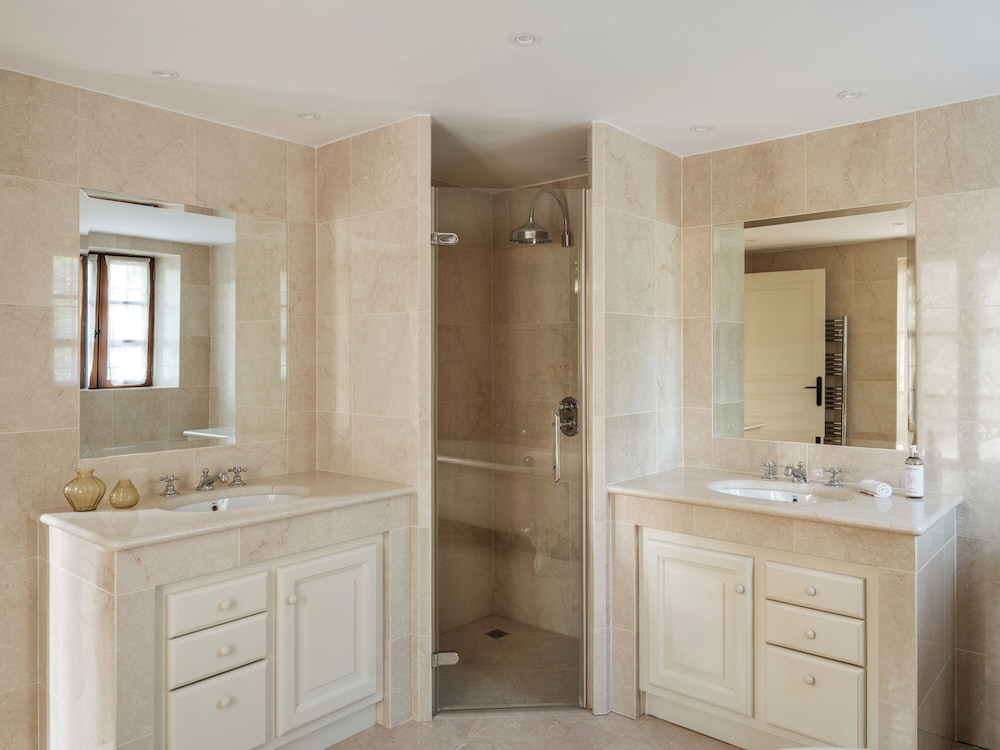 5 Bedrooms, Family, Villa, 5 King Beds, Vineyard View, Pool Access، Château de Berne 6/6