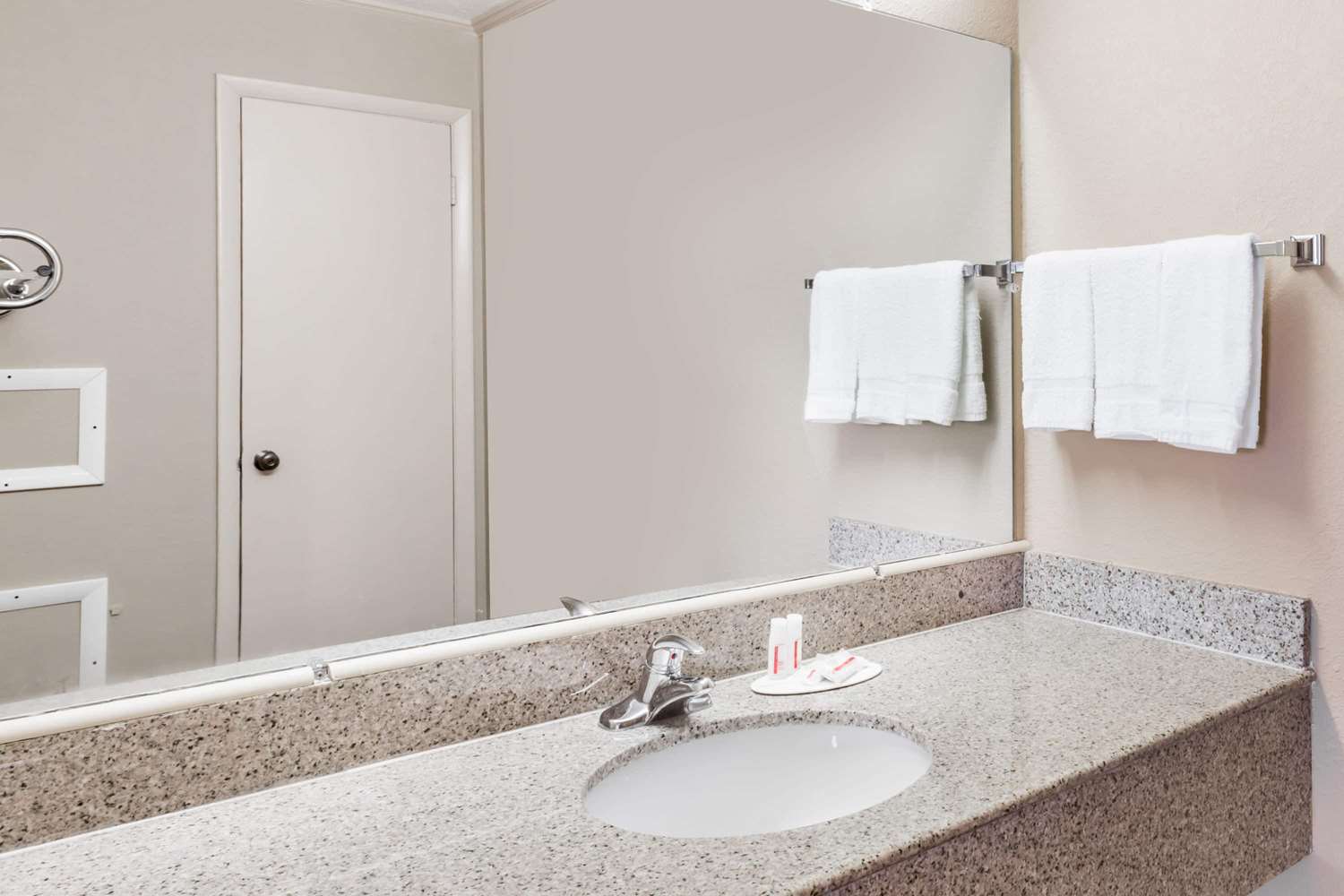 Travelodge by Wyndham Ridgeway Martinsville Area 16/16
