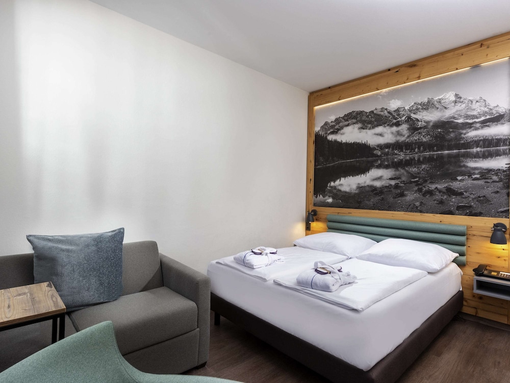 غرفة قياسية بسرير كوين مع أريكة، Mercure Hotel Garmisch Partenkirchen 10/10