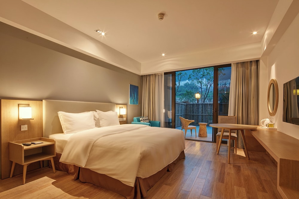 HOLIDAY INN EXPRESS ZHEJIANG QIANXIA LAKE 26/49