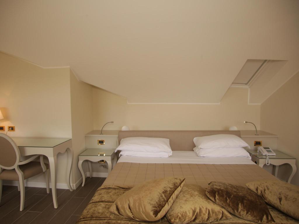 Royal, Suite, Double Bed, Sofa, Hotel Miramare and Spa 2/3