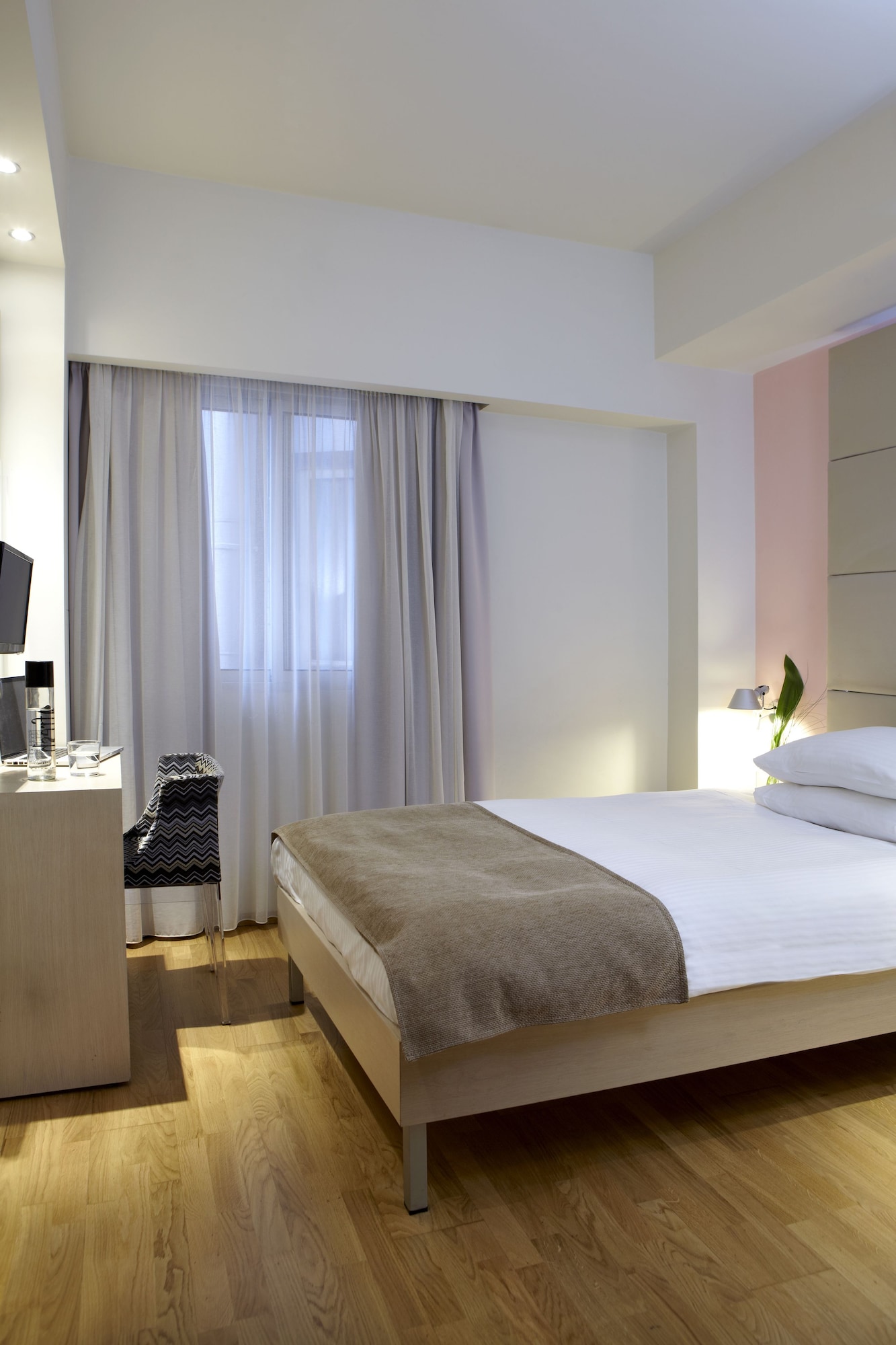 SINGLE ROOM