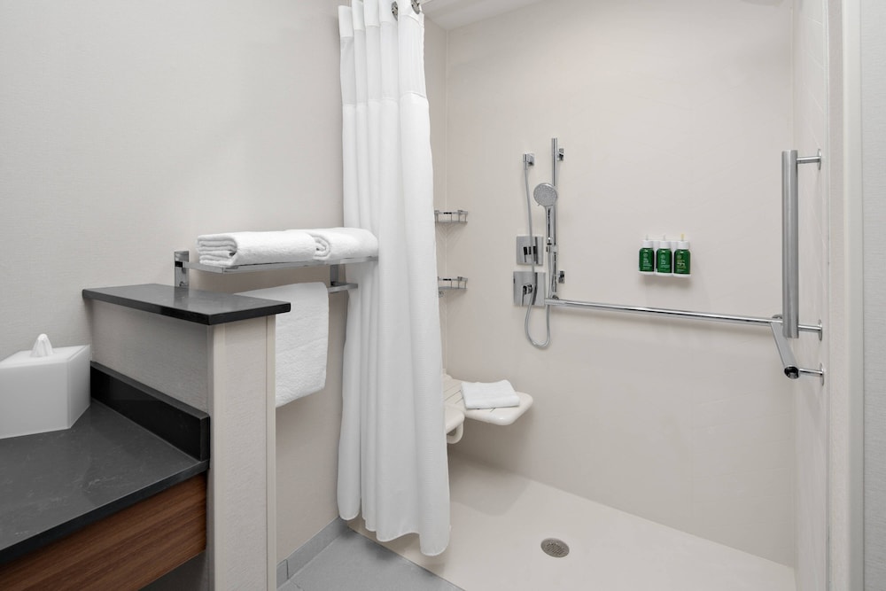 Fairfield Inn & Suites By Marriott Lake Geneva 12/36