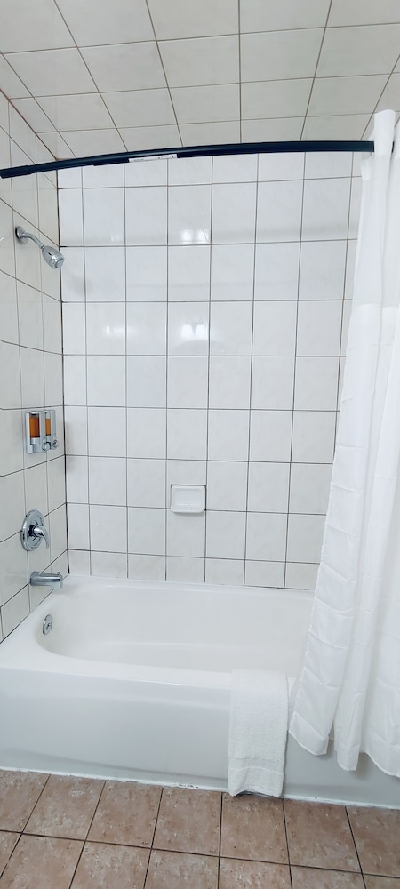 غرفة بسريرين مزدوجين، Oceanside Inn and Suites a Days Inn by Wyndham 5/5