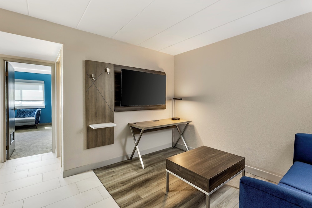 Holiday Inn Express Chicago Downers Grove 66/74