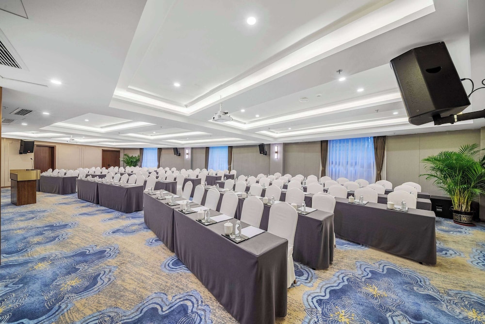 Howard Johnson Lake Serenity Hotel Neijiang 34/46