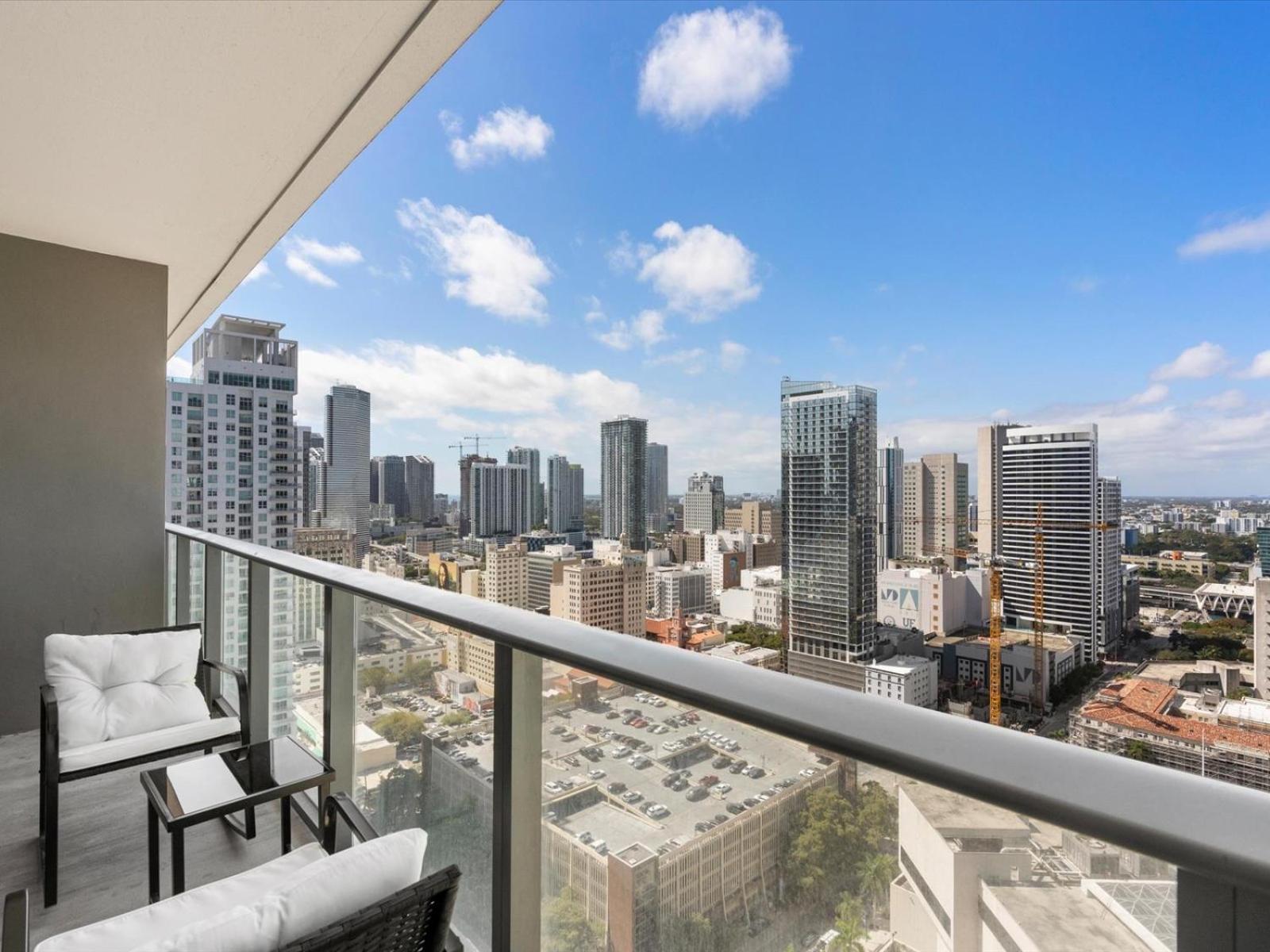 29th Floor Balcony Studio Miami Skyline Views 12/31