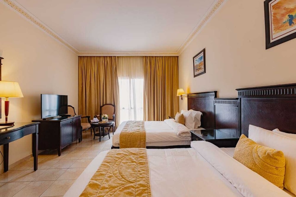 Family, 2 Queen Beds, Pool View