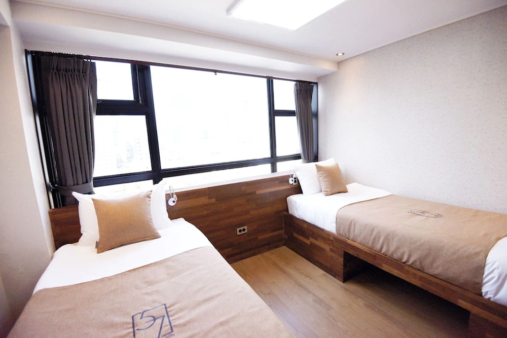 DELUXE, TWIN BEDS, NO VIEW