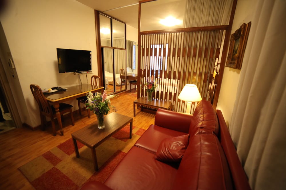 Holiday Home Suites 38/48