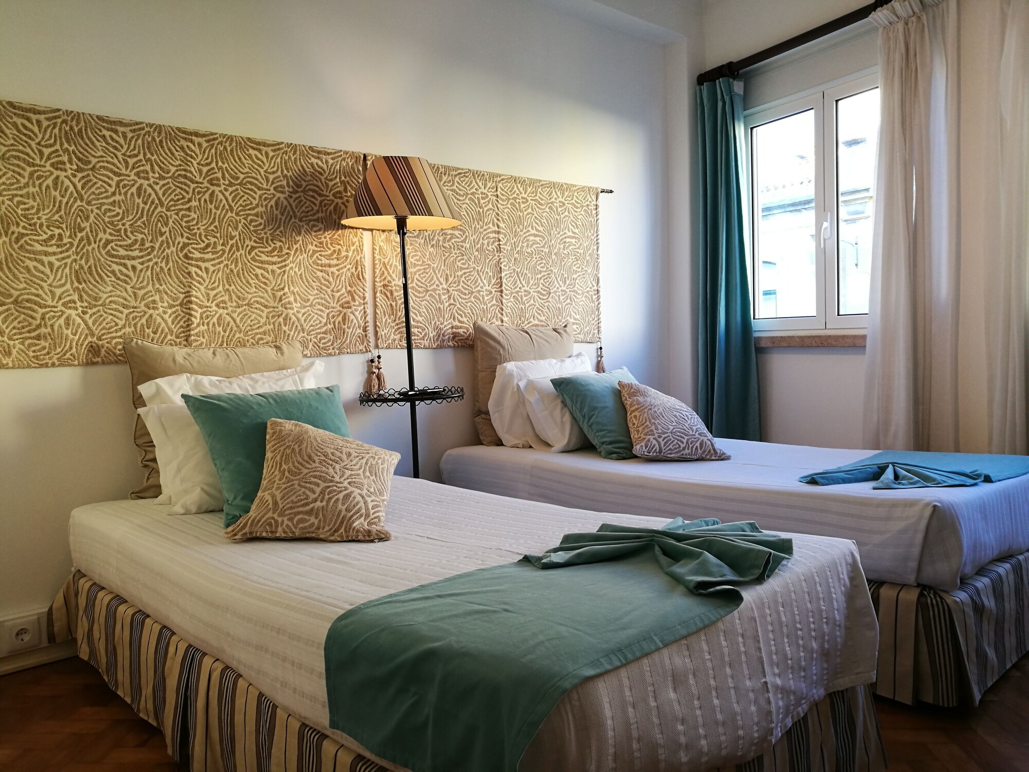 CITY, TWIN BEDS, PRIVATE BATHROOM