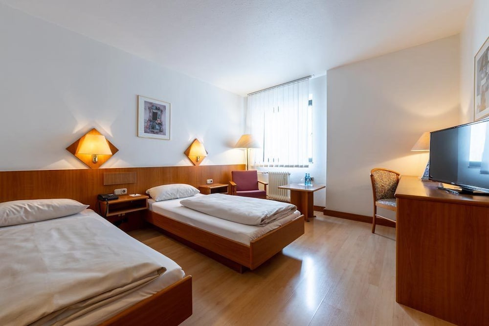 ROOM, DOUBLE BED