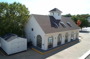 Carriage House Inn 2/61
